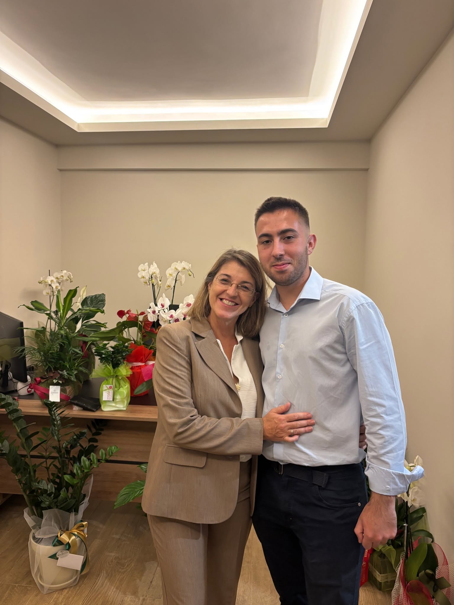 Η Αθηνά Κοντογιάννη και ο Βασίλης Κλόκουζας στο γραφείο