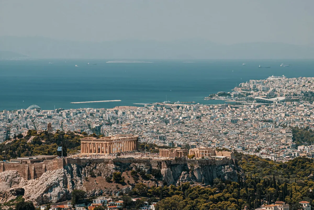 Πανοραμική άποψη της Αθήνας με την Ακρόπολη και τον Σαρωνικό